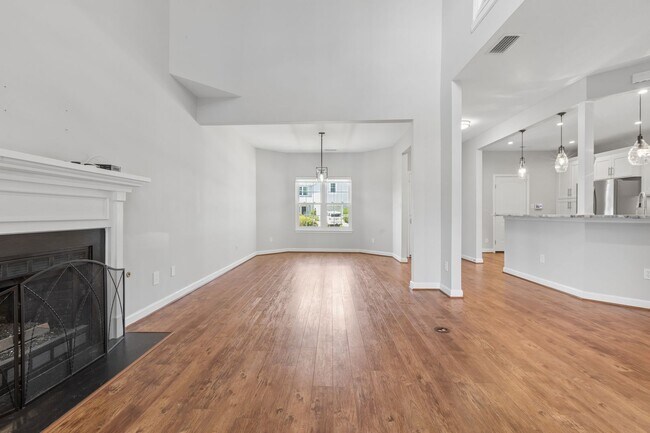 Building Photo - Gorgeous Home Ready for Move In