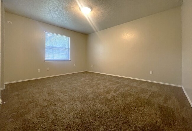 Building Photo - "The Perfect Pair: 2 Beds, 2 Baths, 2-Car Garage — Ready for You!"