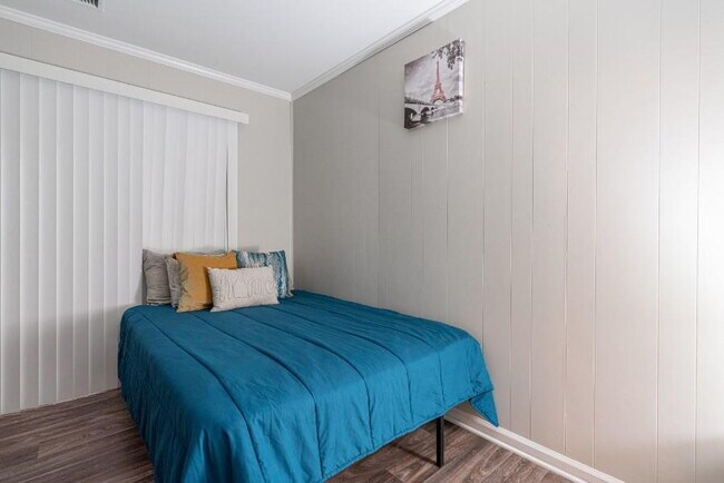 Building Photo - THE KNOLLVIEW | Spacious updated home just a 5-minute walk to bus 186, offering convenient and co...