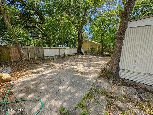 Building Photo - 303 Thelma Dr