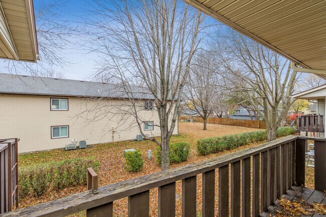 Building Photo - UPDATED CONDO!! 2 Bedroom, 1 Bathroom Condo In Ankeny