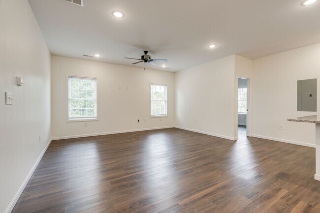 Building Photo - 2 bed/2bath apartment just off W. Market Street