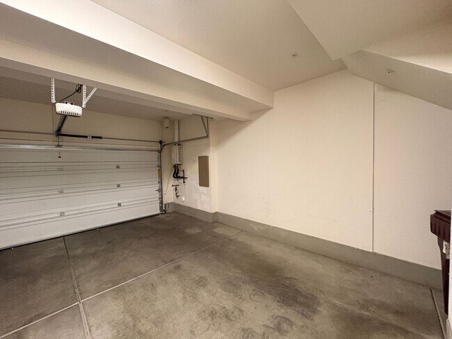Building Photo - 3 Bed, 4 Bath in Eastvale!