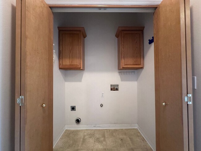 Building Photo - Welcome to this spacious and inviting single-family home w/fully fenced backyard! New Carpet Inst...