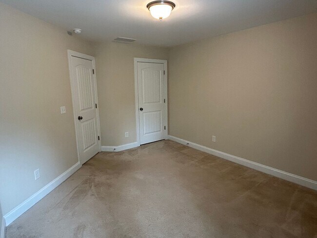 Building Photo - End Unit 3 Bed | 2.5 Bath Townhouse in Cha...