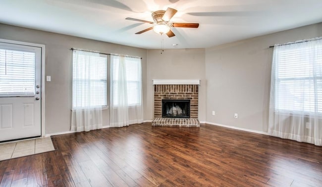 Building Photo - Spacious 3-2-2 on a corner lot in Fort Worth!