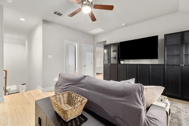 Building Photo - 6720 Verona Pl