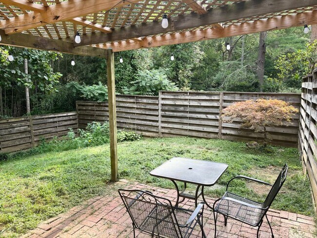 Building Photo - Close to Stonefield Shopping, UVA and walk...