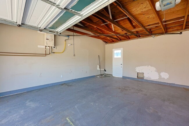 Building Photo - Spacious 5-Bedroom, 3-Bath Home – Convenie...