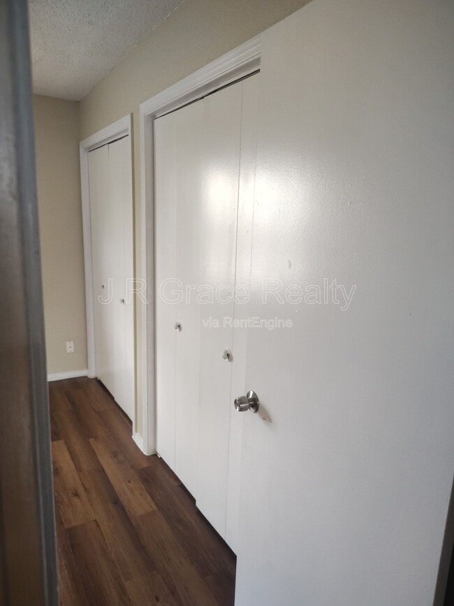 Building Photo - 5947 Shadydell Dr
