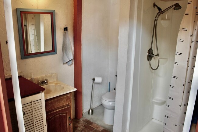 3/4 Bath - 307 Stanford Dr SE