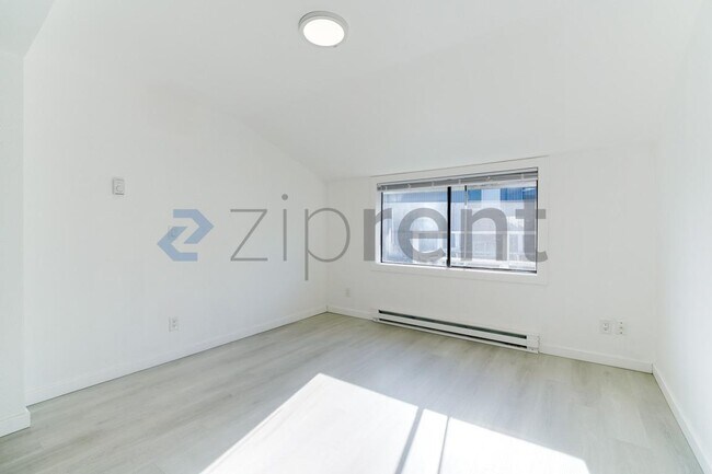 Building Photo - 2717 S 125th St