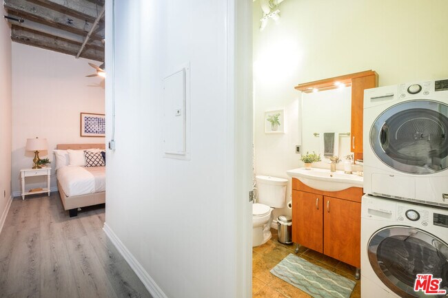 Building Photo - 312 W 5th St