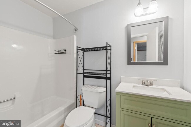 Building Photo - 15 B E Daisy Ln