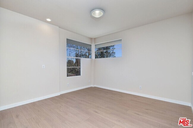 Building Photo - 5350 White Oak Ave