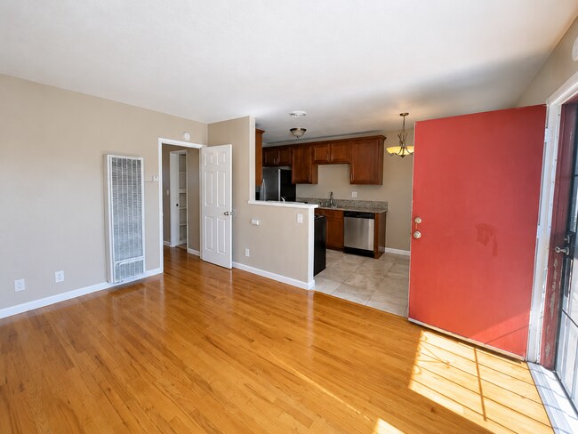 Building Photo - 741 Gladys Ave