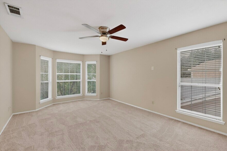 Building Photo - 636 Raintree Cir