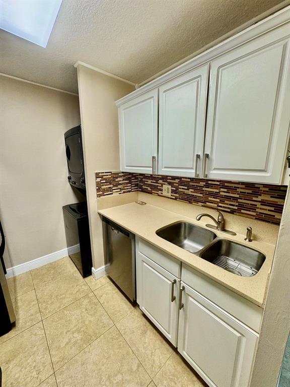 Building Photo - 10008 Twin Lakes Dr