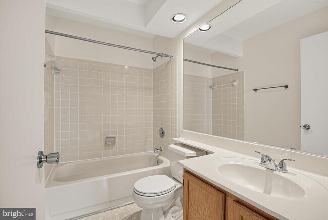 Building Photo - 502 Meadowmist Way