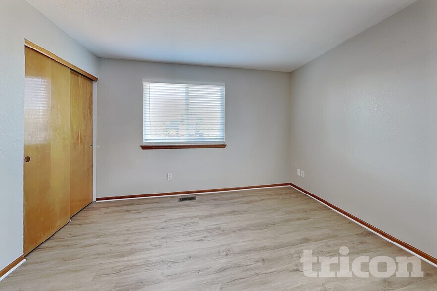 Building Photo - 446 W 116th Pl