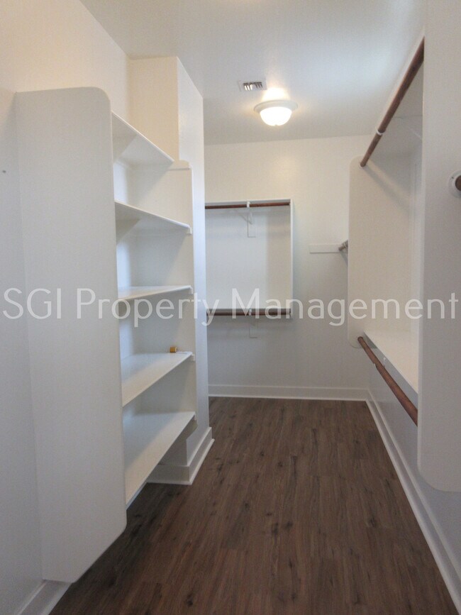 Building Photo - Stunning home with pool ready for move in