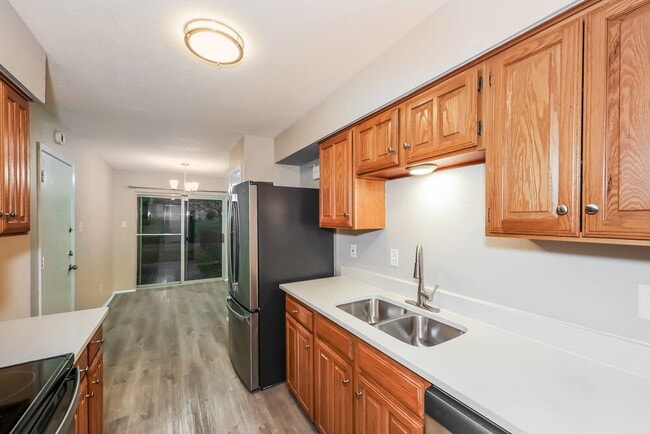 Building Photo - 1301 Southridge Dr