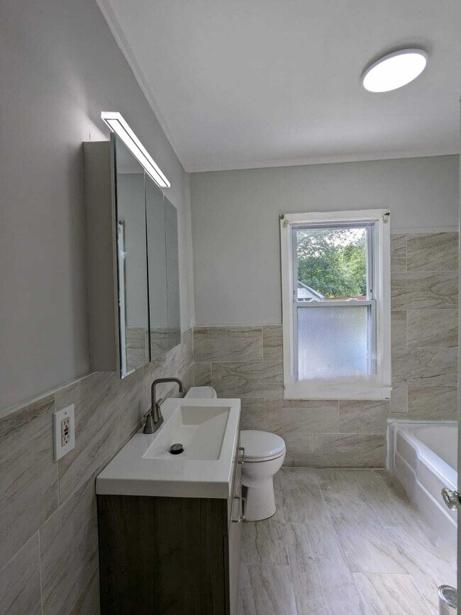 Building Photo - 15 Locust Ave