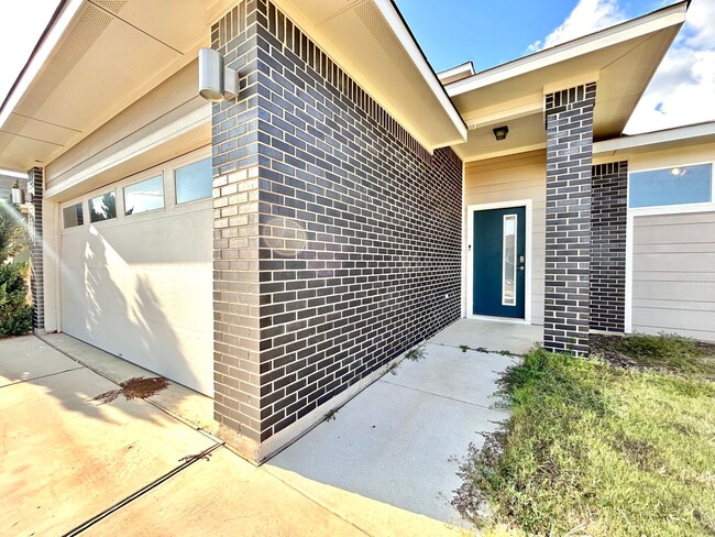 Building Photo - Spacious 4/BR 3/BA Home with Modern Upgrades