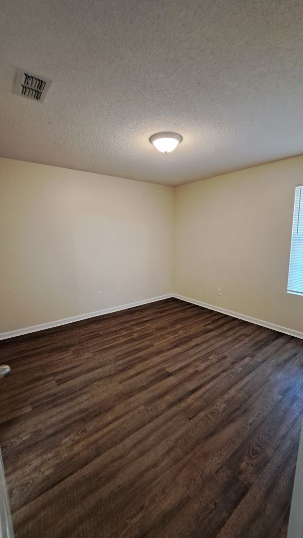 Building Photo - 221 Glade Ln