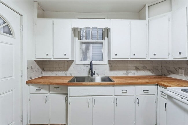 Building Photo - Freshly Updated 3-Bed Home with Back Parking