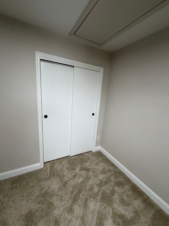 Building Photo - 3 Bedroom Townhouse