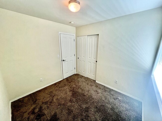 Building Photo - Spacious Condo Available Now!