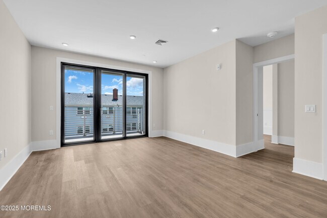 Building Photo - 218 3rd Ave