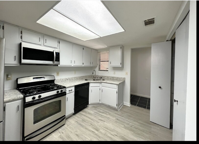 Building Photo - 2248 Runnymead Rdg SE
