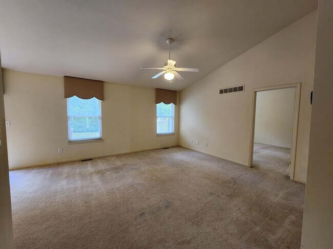 Building Photo - 1880 N Kenwyck Dr