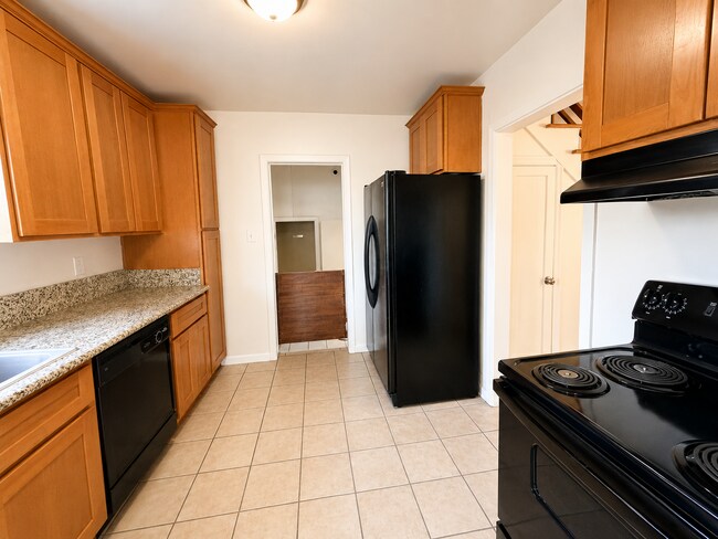 Building Photo - 546 El Camino Ave