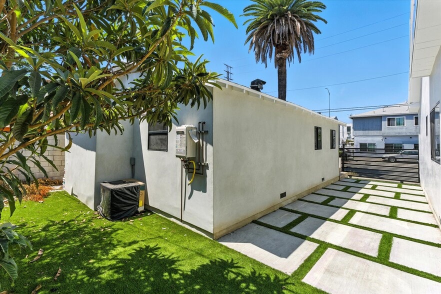 Building Photo - 1170 N Wilton Pl