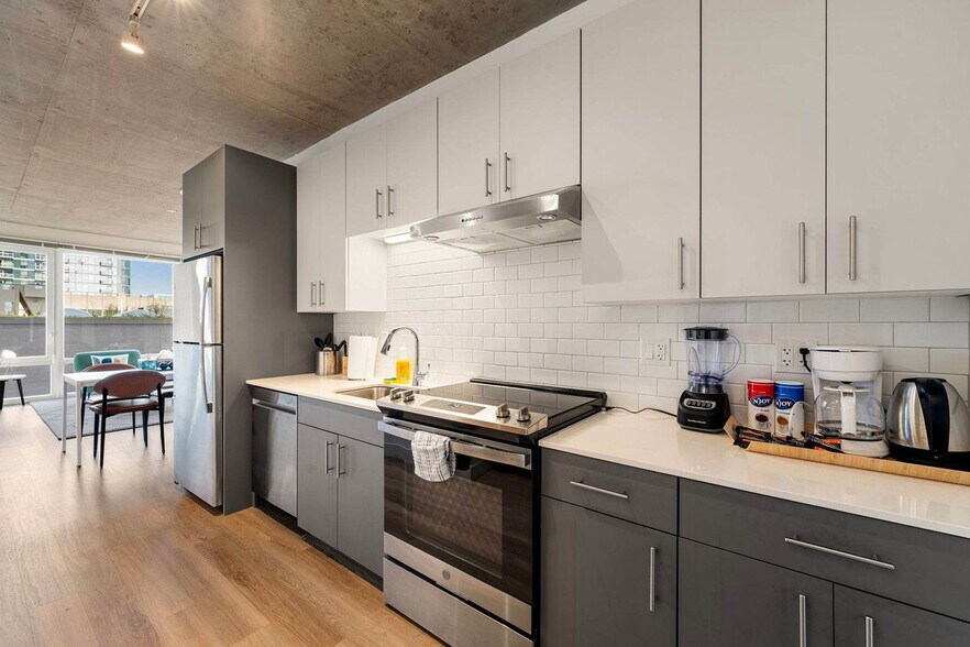 Building Photo - 853 W Blackhawk St