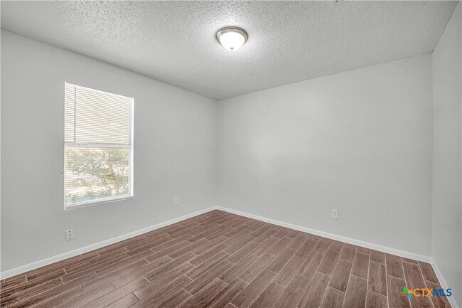 Building Photo - 4300 Beach Ball Dr
