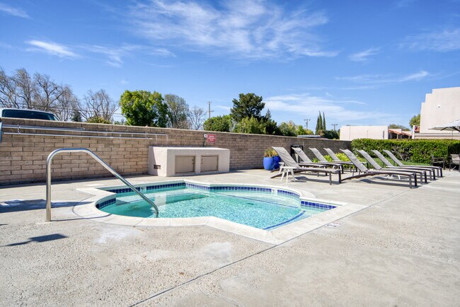 Building Photo - 601 Almarida Dr