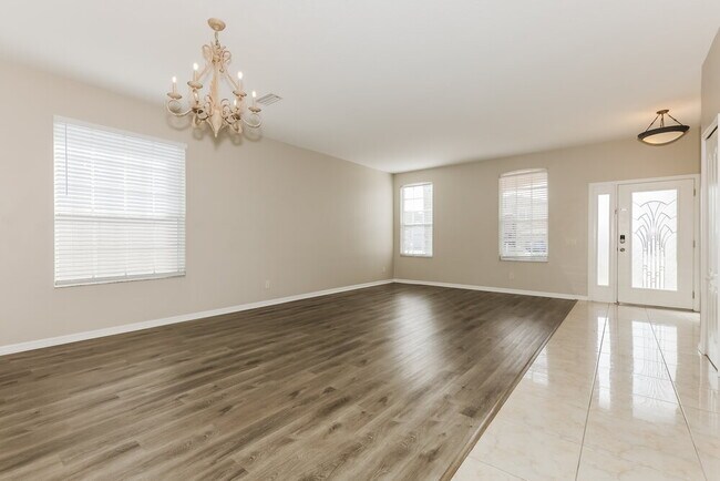 Building Photo - 10445 Meadow Spring Dr