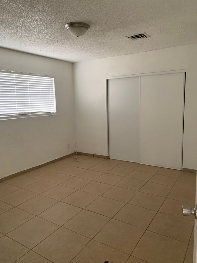 Building Photo - MUST SEE ONE BEDROOM TOWNHOME!