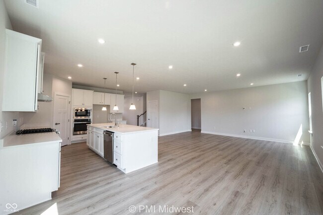 Building Photo - 581 Roosevelt St