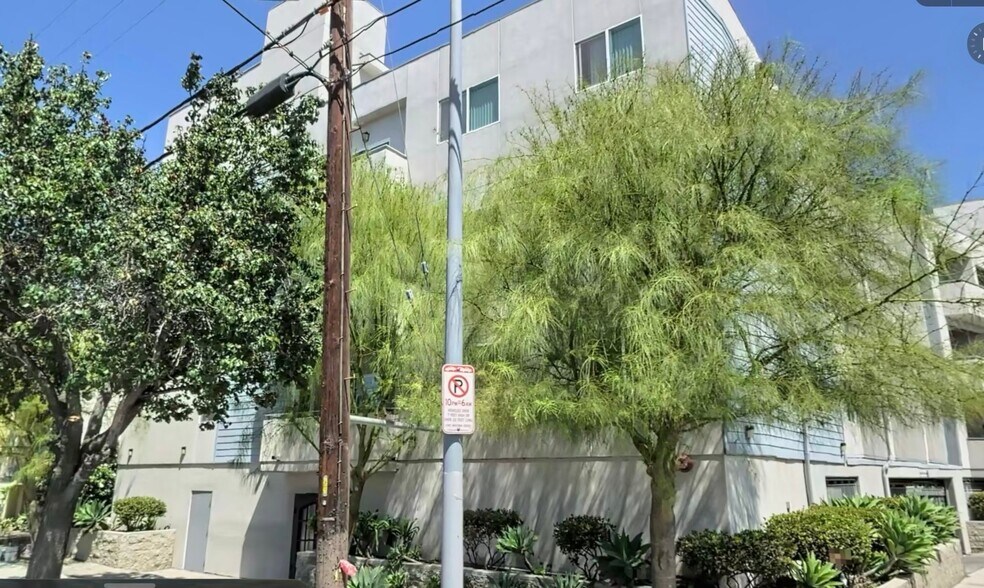 Building Photo - 12405 W Oxnard St