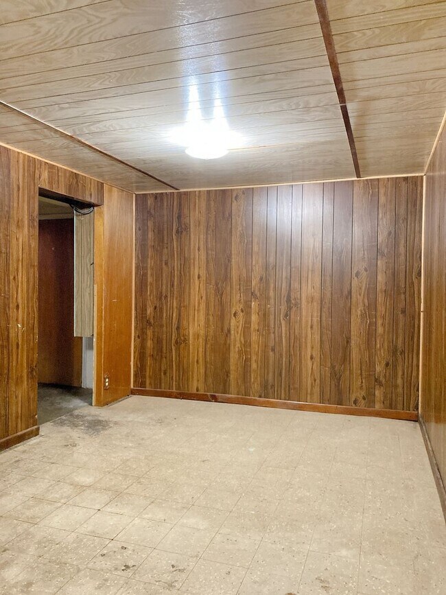 Building Photo - Beautiful 3 bed 1 bath house, over sized driveway, garage and fenced in back yard $1,695  [Move-i...