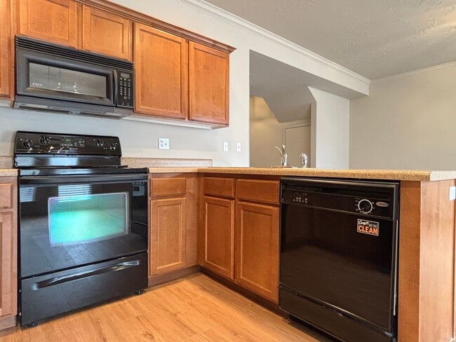 Building Photo - Lovely Townhome at Cottages on Ninth!