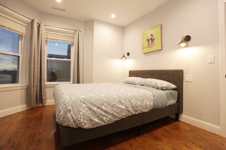 Building Photo - 289 Main St