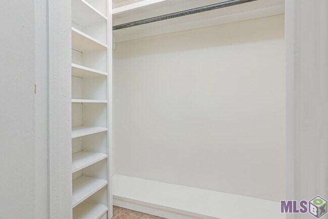 Building Photo - 4625 Parkoaks Dr