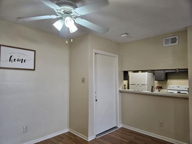 Building Photo - 8433 Hearth Dr