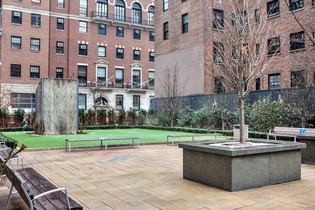 Building Photo - 226 E 70th St